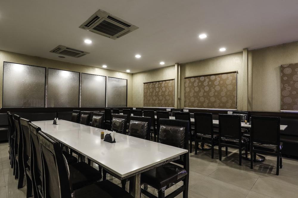 Treebo Trend Hotel Jp Plaza Nampally 하이데라바드 외부 사진