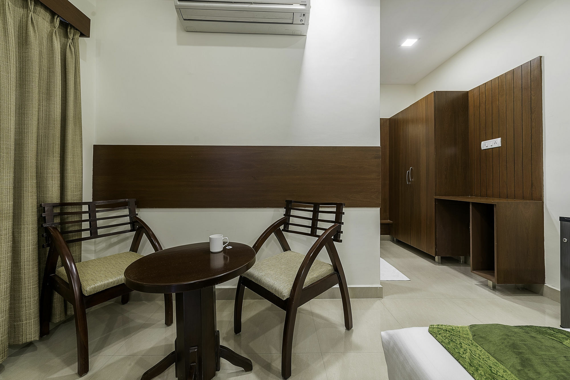 Treebo Trend Hotel Jp Plaza Nampally 하이데라바드 외부 사진