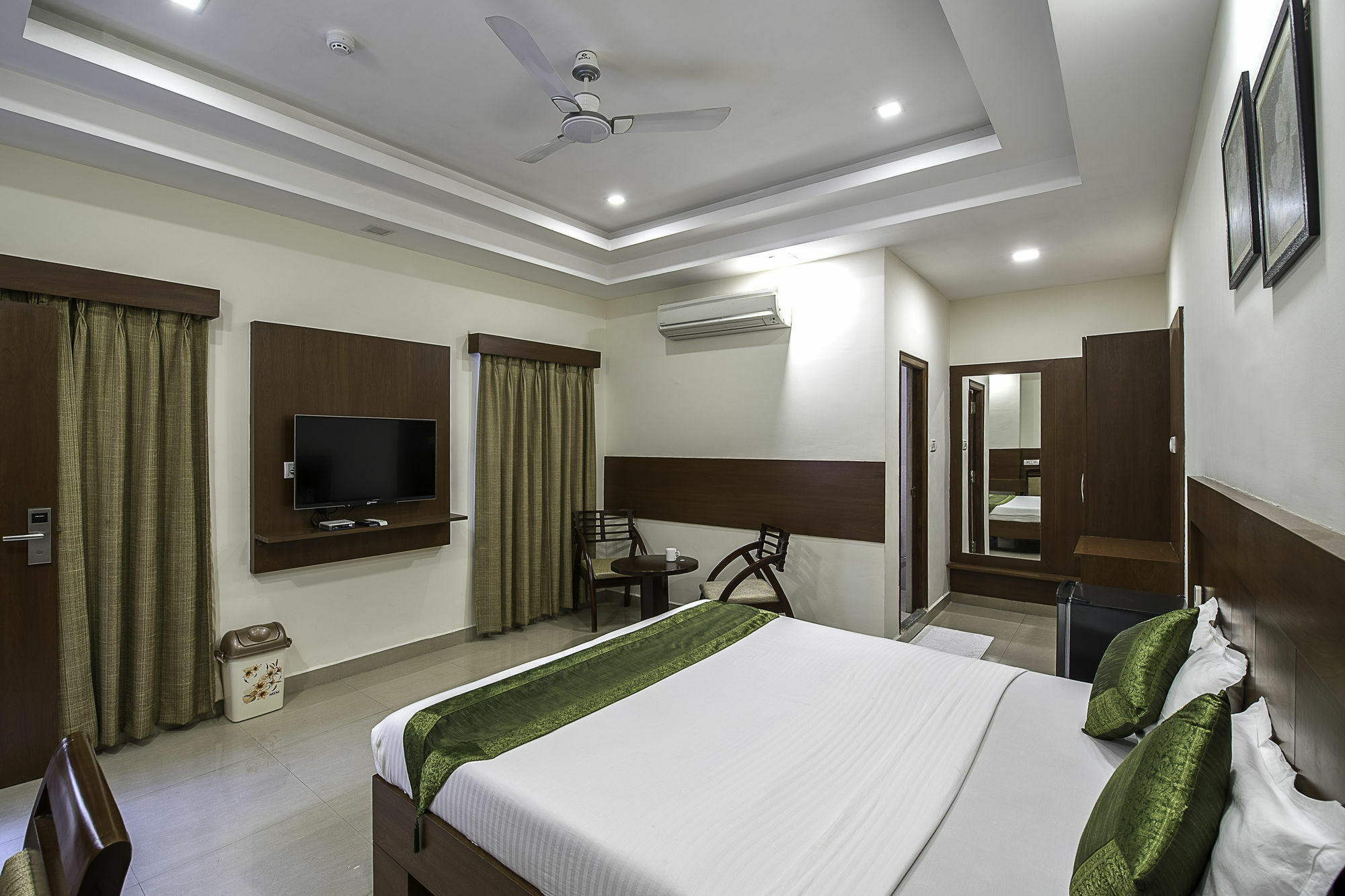 Treebo Trend Hotel Jp Plaza Nampally 하이데라바드 외부 사진