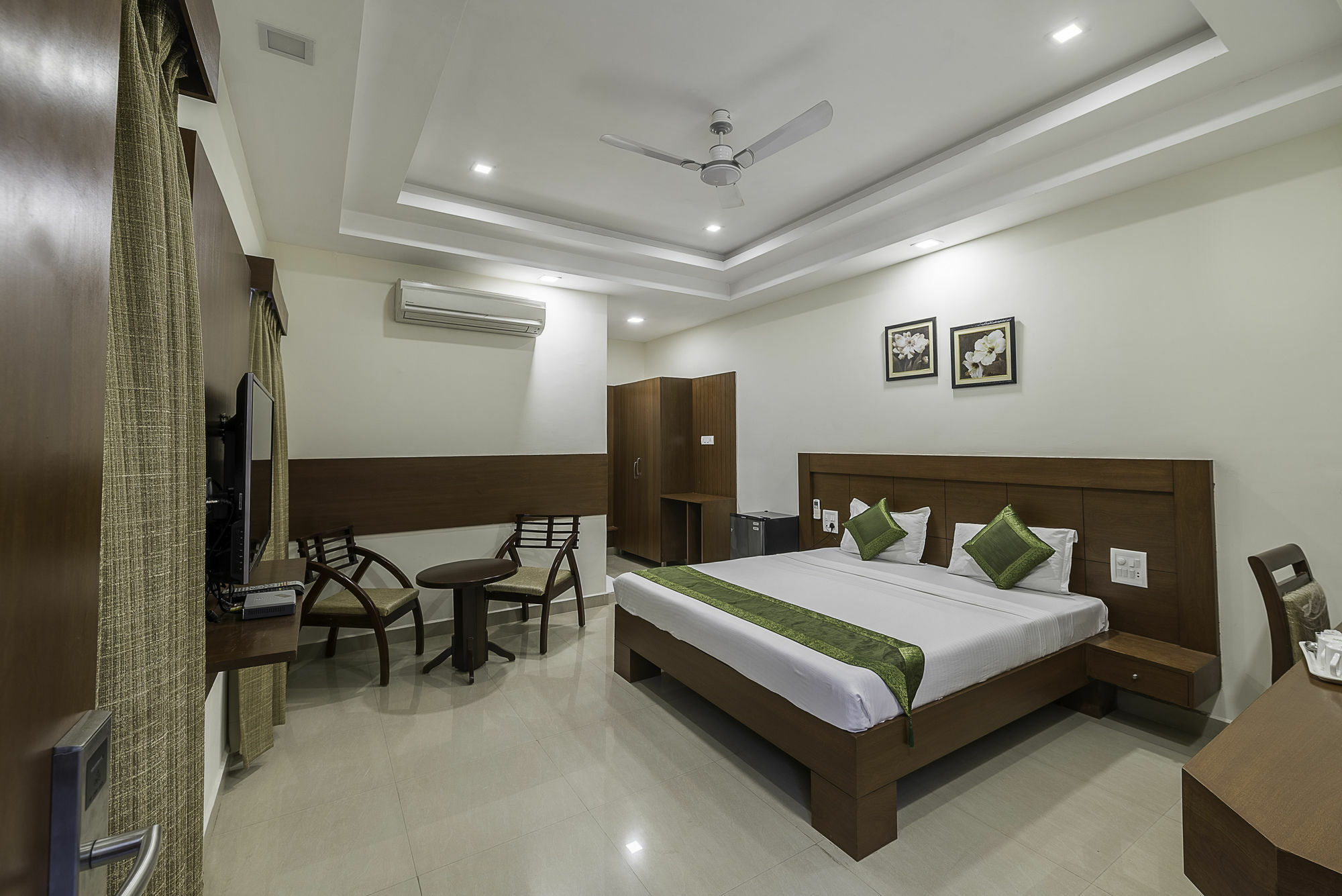 Treebo Trend Hotel Jp Plaza Nampally 하이데라바드 외부 사진