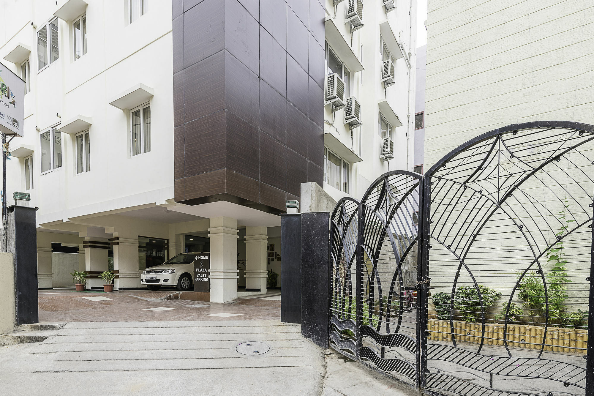 Treebo Trend Hotel Jp Plaza Nampally 하이데라바드 외부 사진
