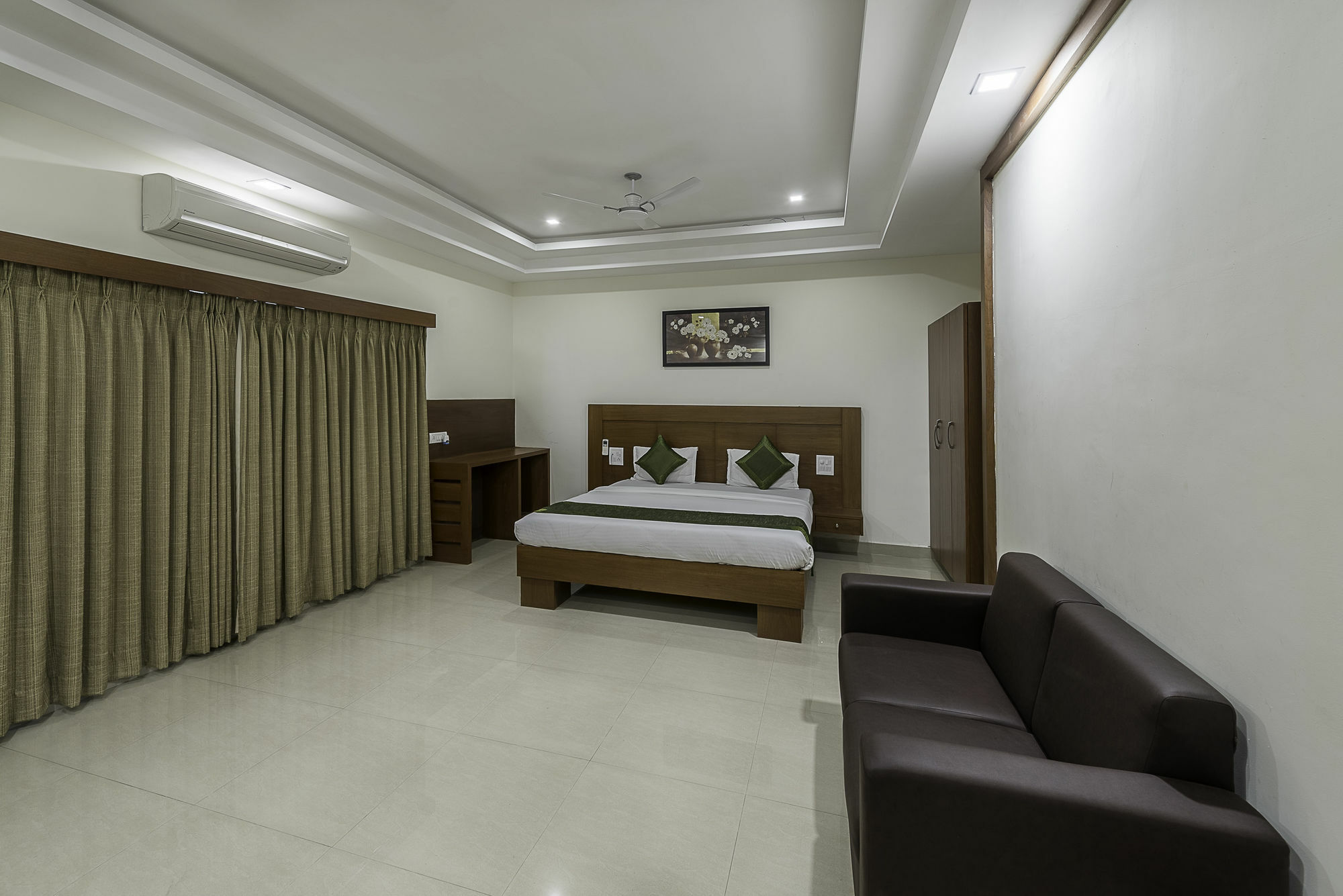 Treebo Trend Hotel Jp Plaza Nampally 하이데라바드 외부 사진