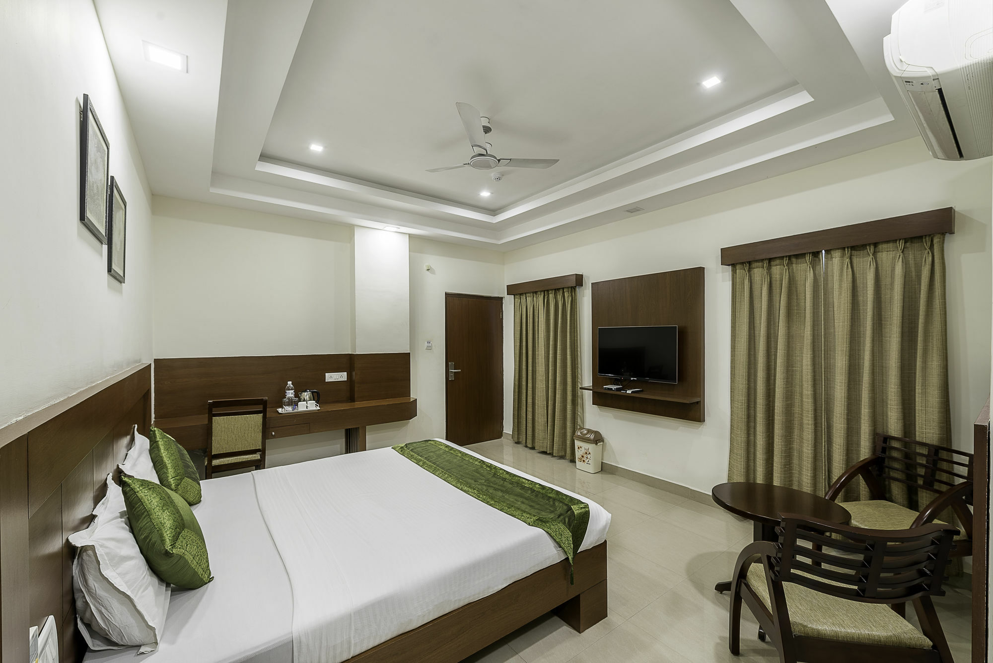 Treebo Trend Hotel Jp Plaza Nampally 하이데라바드 외부 사진