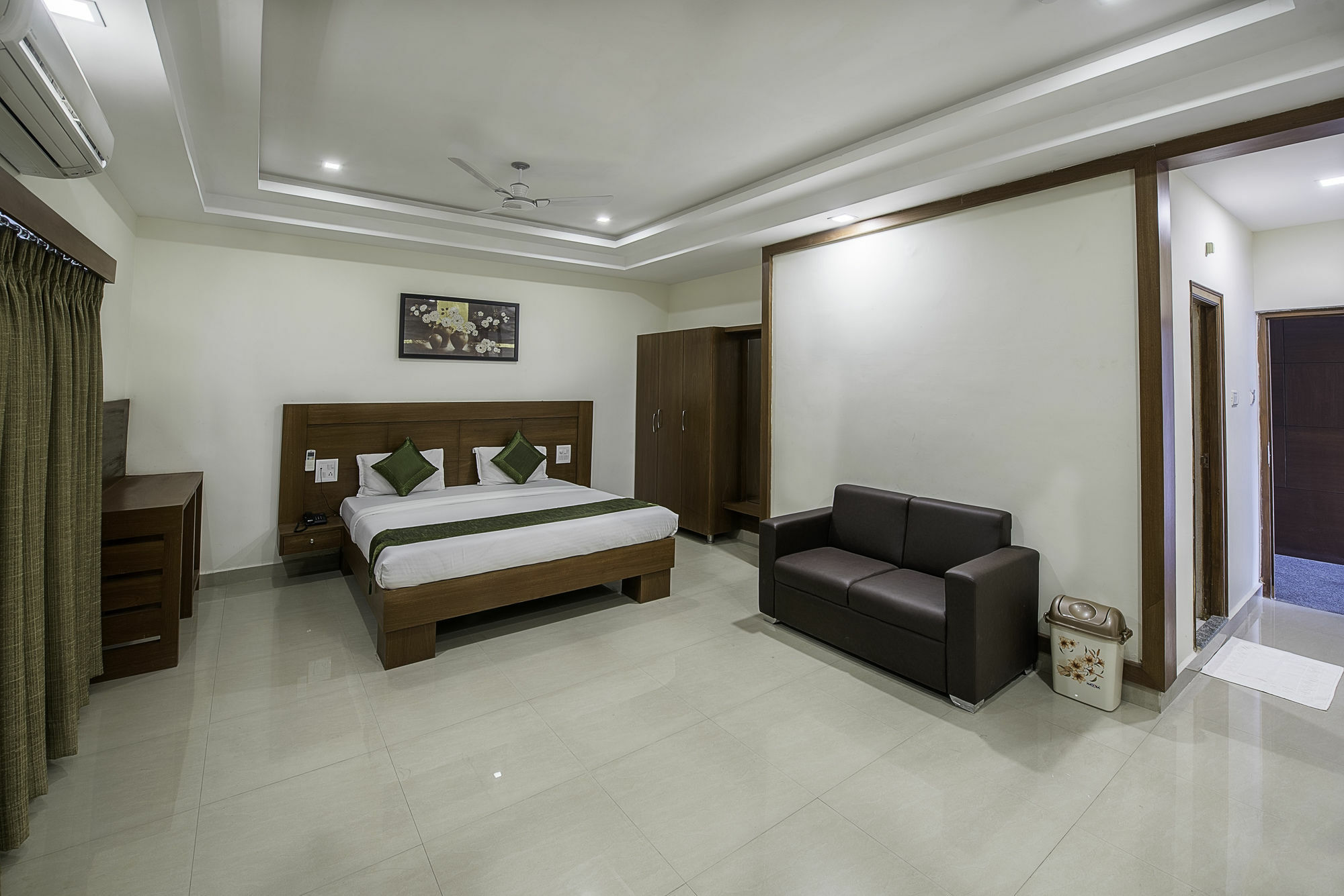 Treebo Trend Hotel Jp Plaza Nampally 하이데라바드 외부 사진