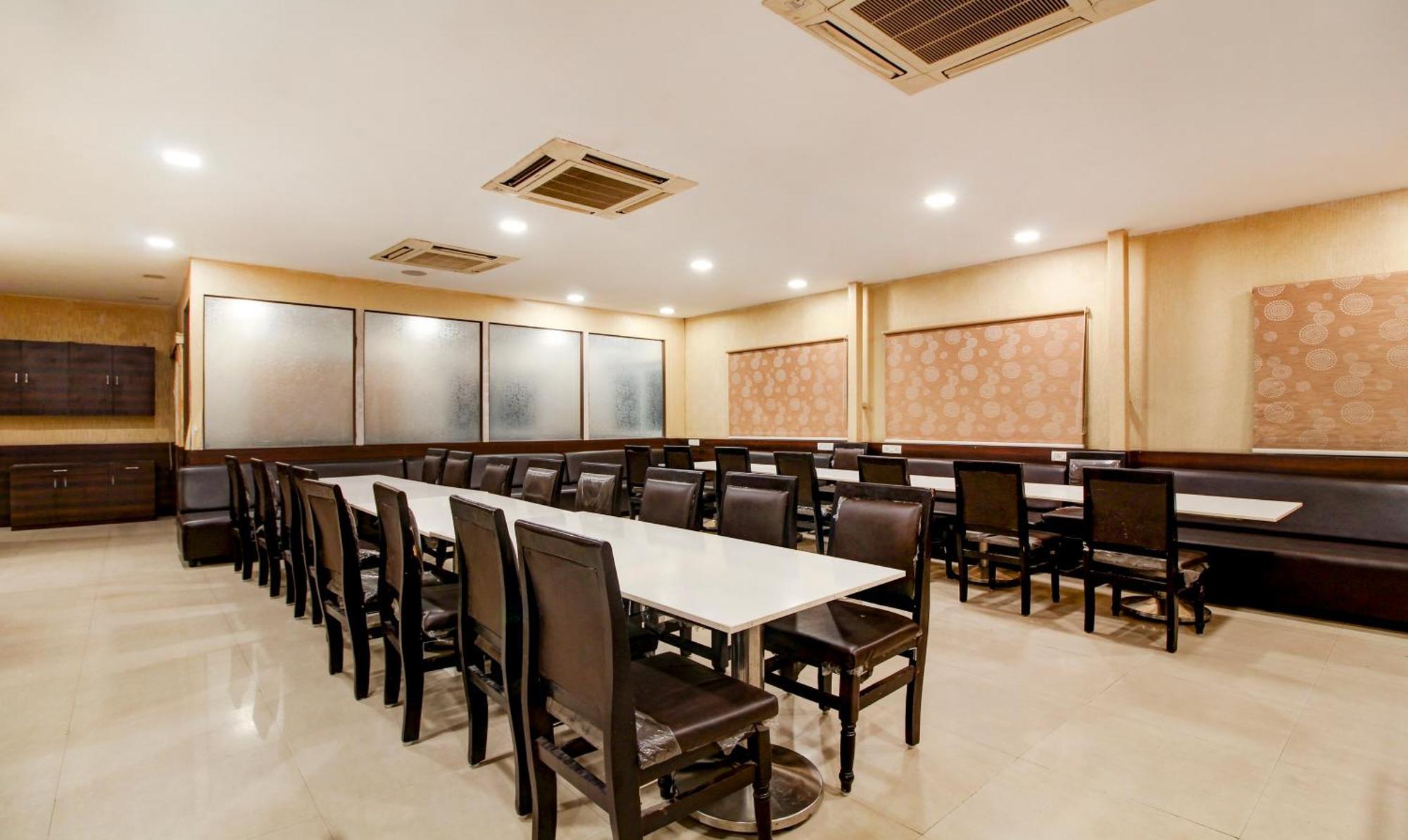 Treebo Trend Hotel Jp Plaza Nampally 하이데라바드 외부 사진